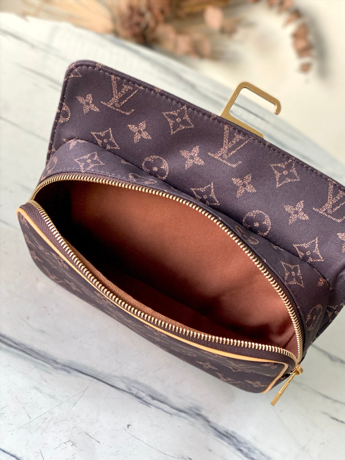 LV Hanging Toiletry Bag M2A500