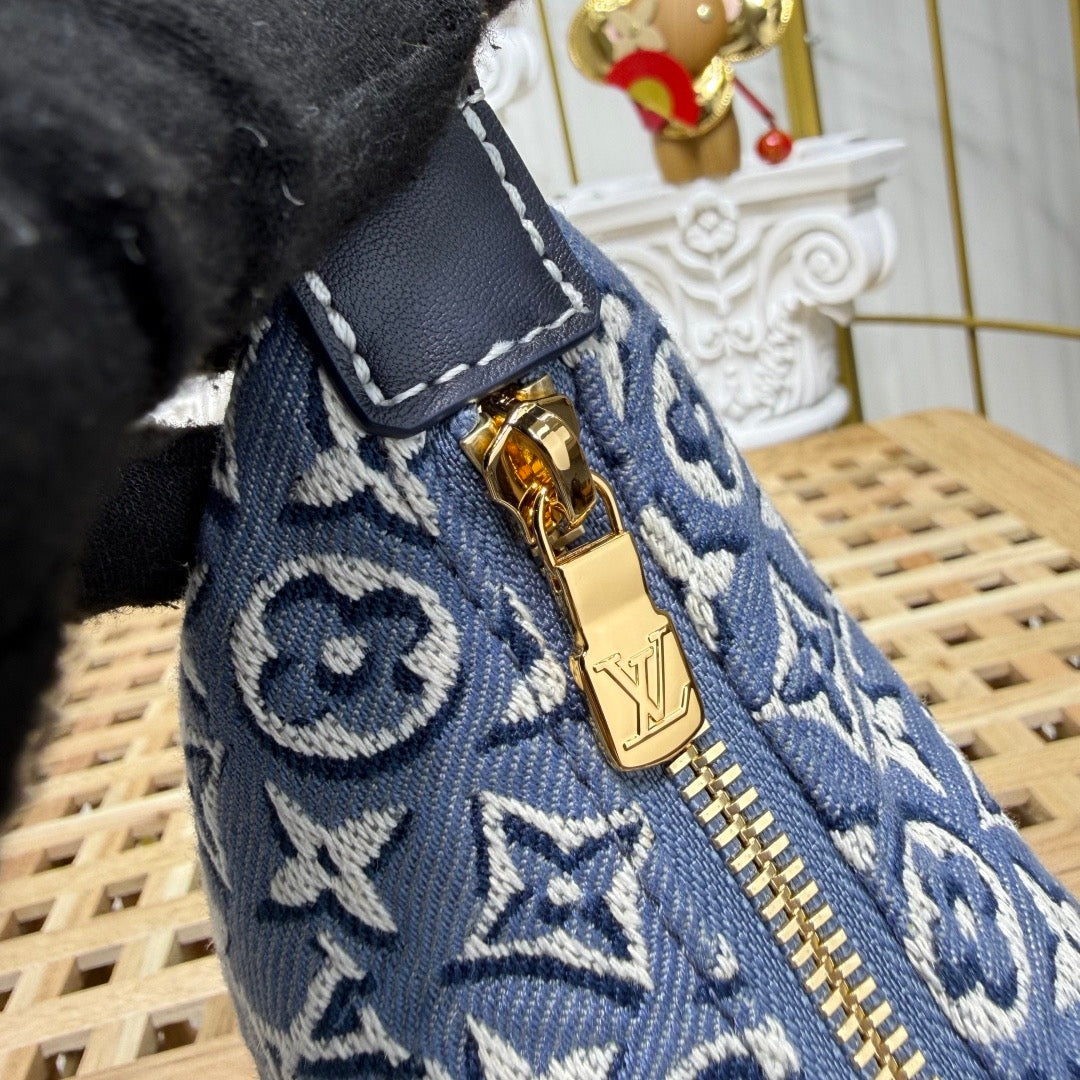 LV Pochette Hills M2A155