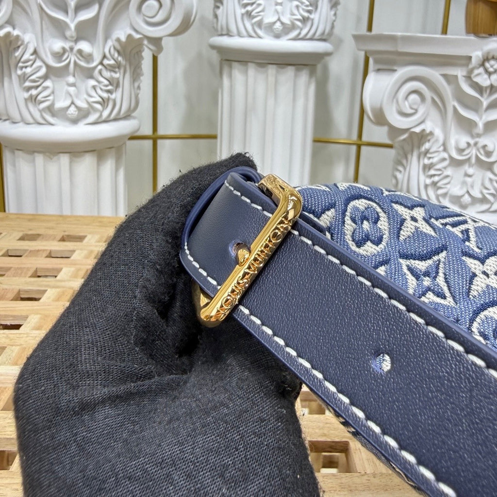 LV Pochette Hills M2A155