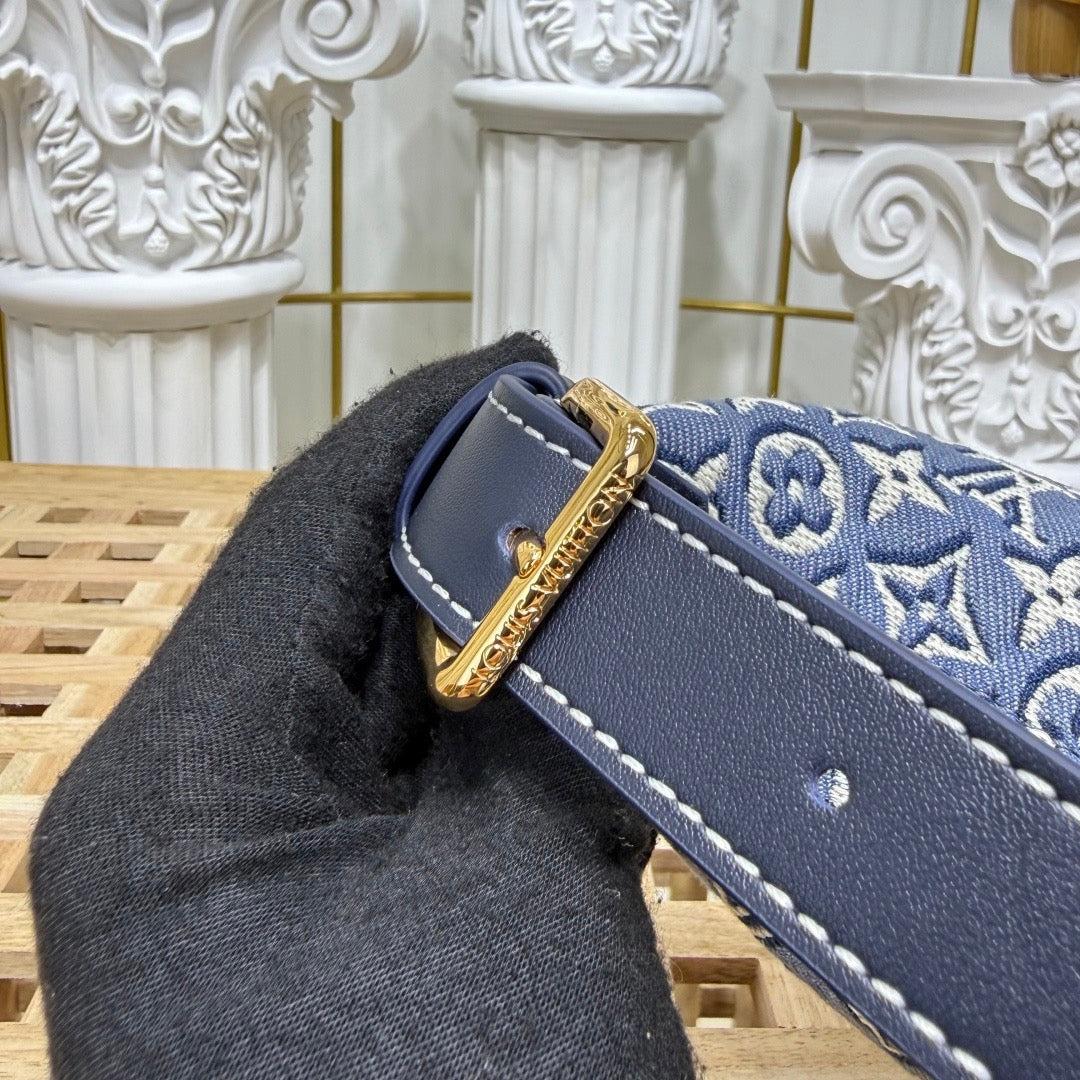 LV Pochette Hills M2A155