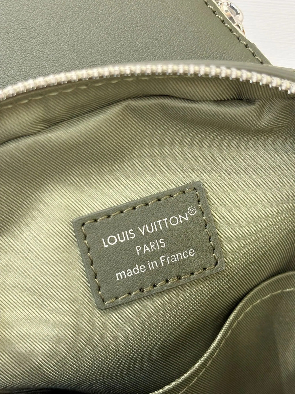 LV Avenue Slingbag M28735