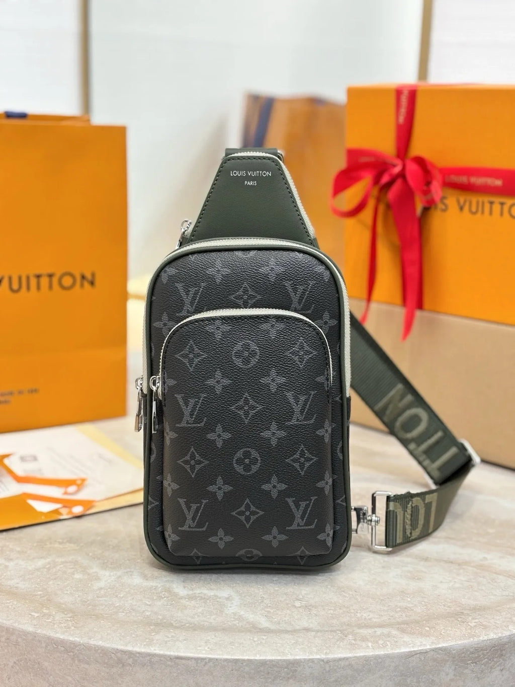 LV Avenue Slingbag M28735