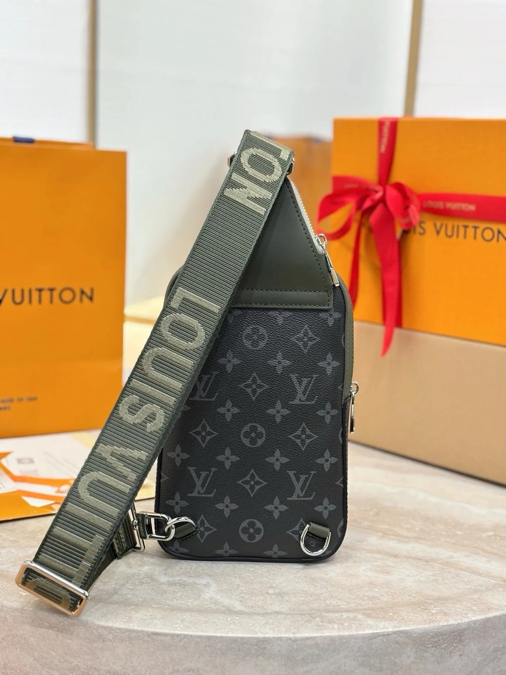 LV Avenue Slingbag M28735
