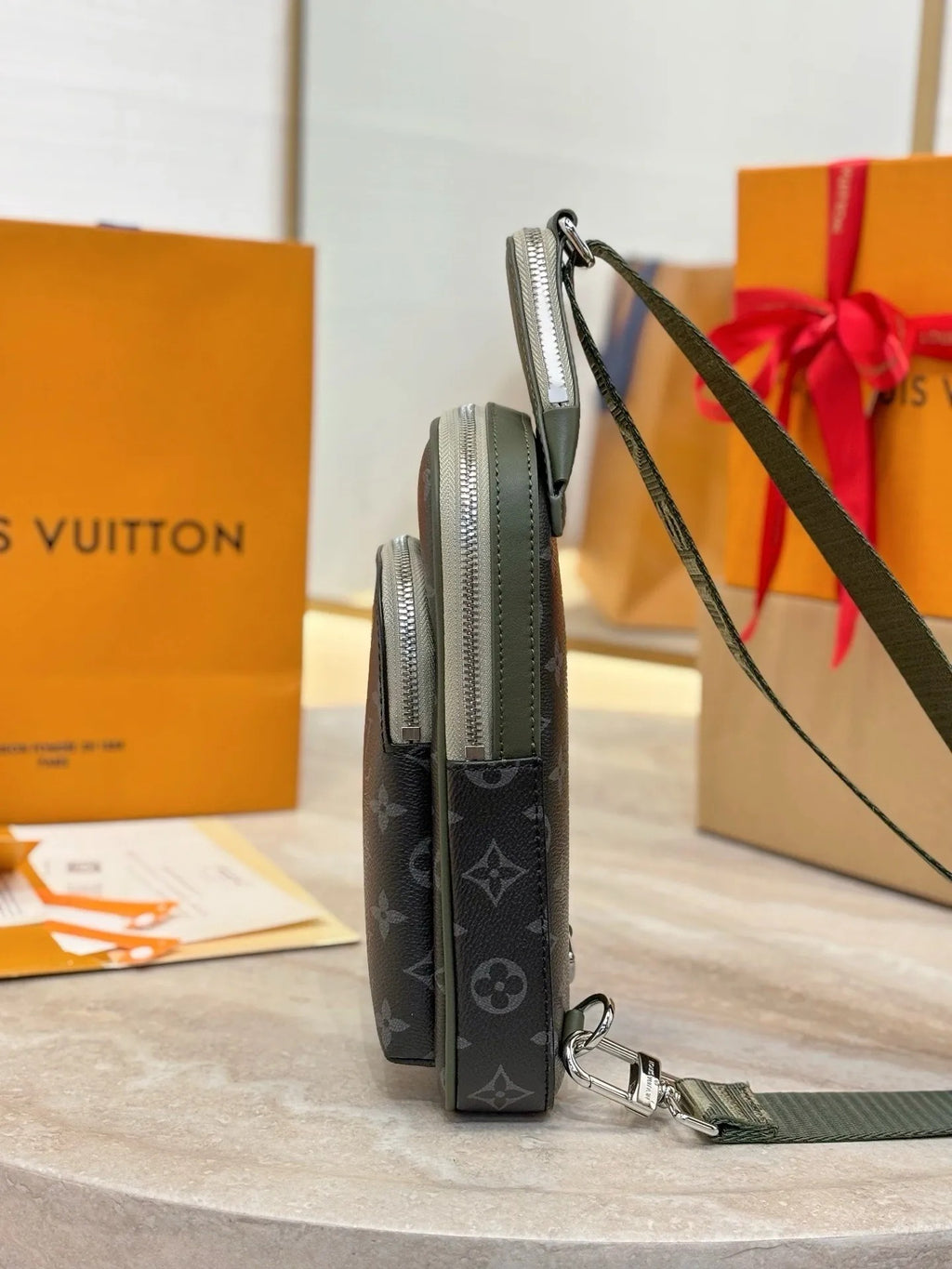 LV Avenue Slingbag M28735