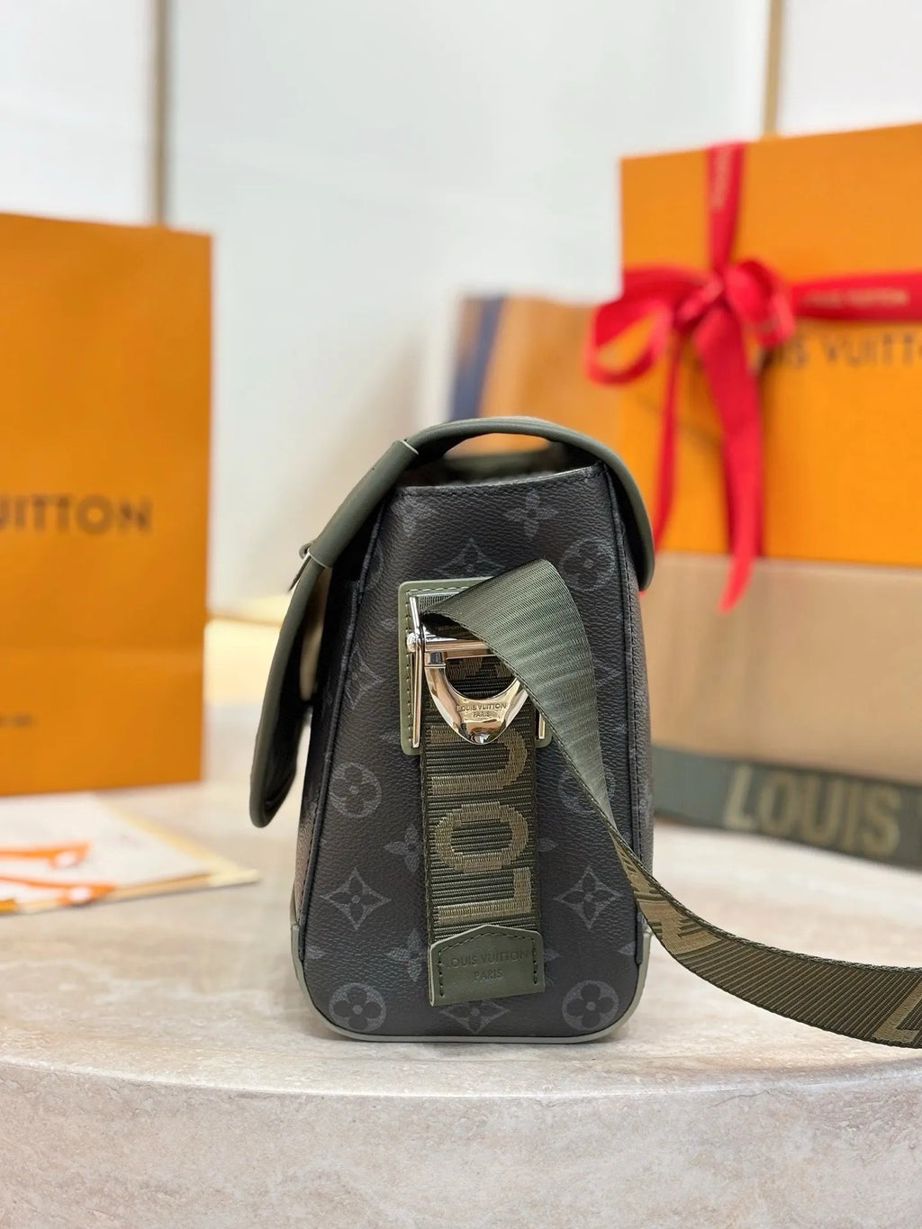 LV Courrier Messenger M28629