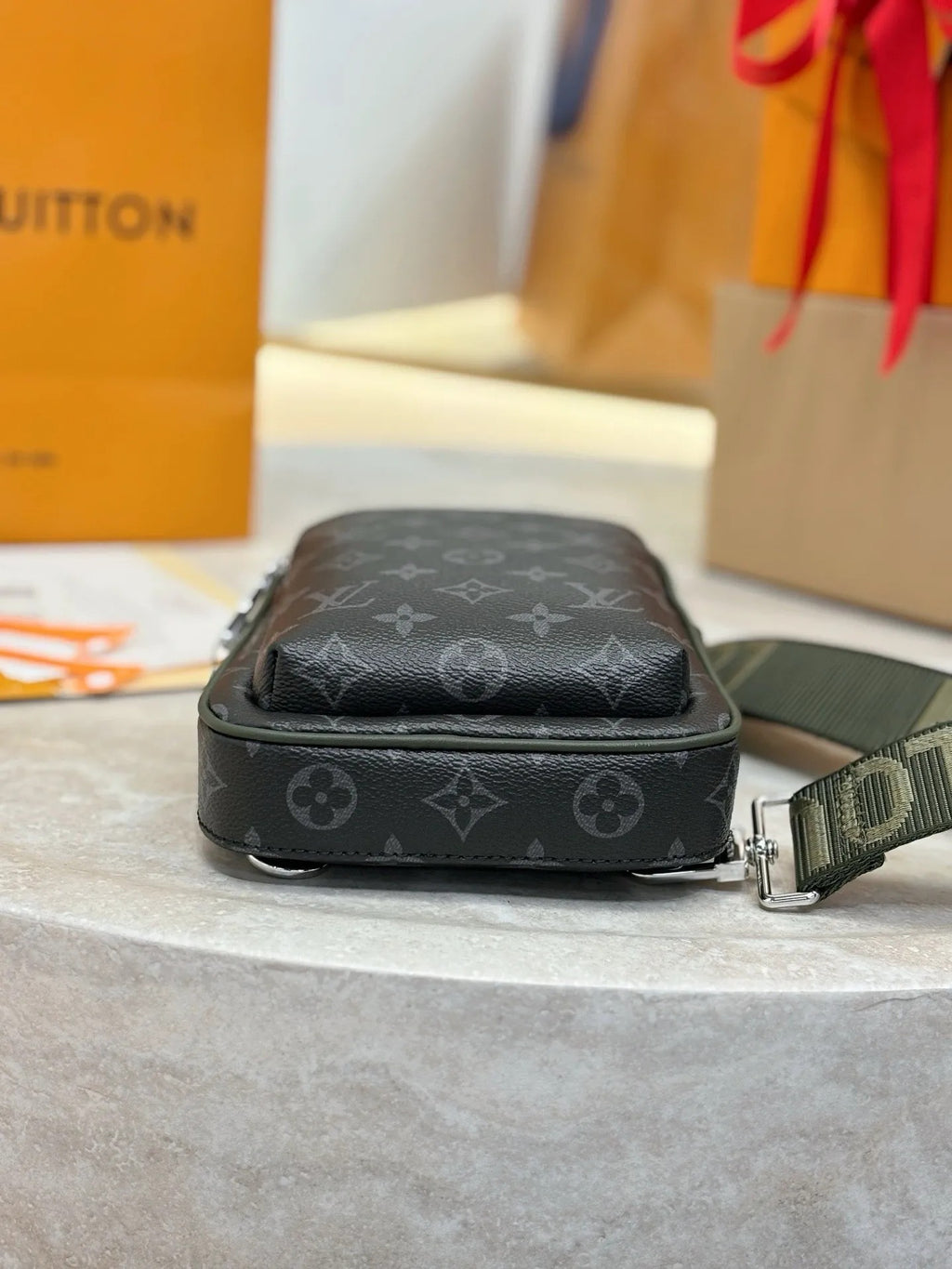 LV Avenue Slingbag M28735