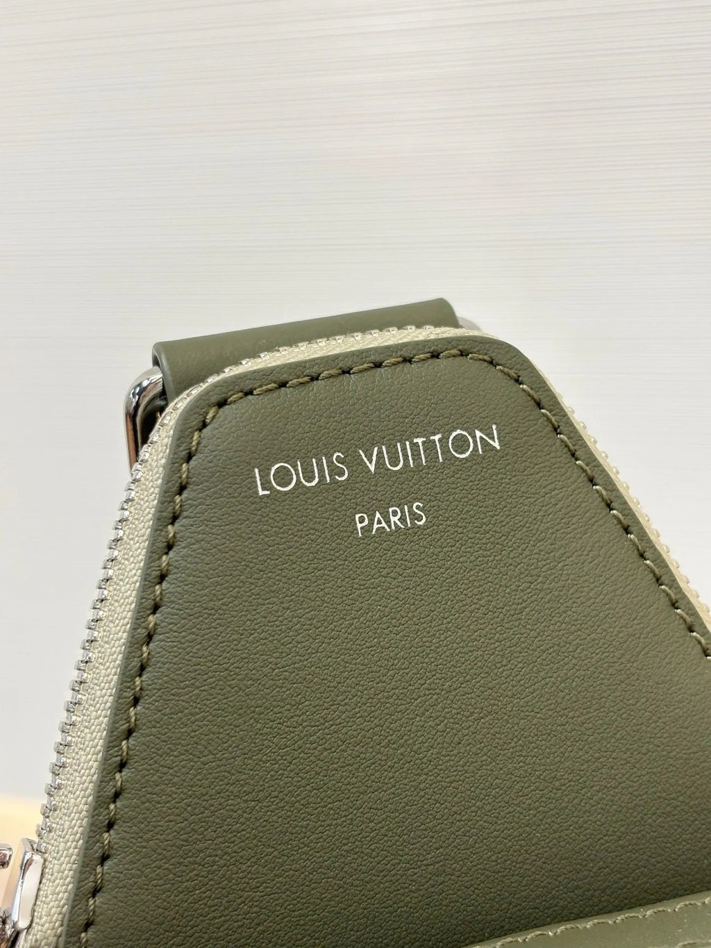 LV Avenue Slingbag M28735