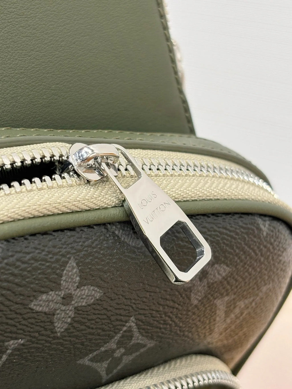 LV Avenue Slingbag M28735