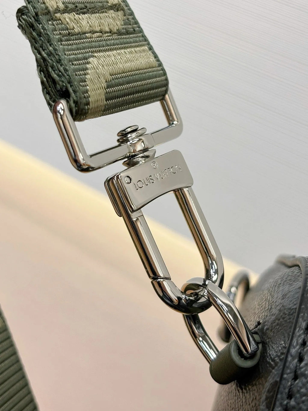 LV Avenue Slingbag M28735